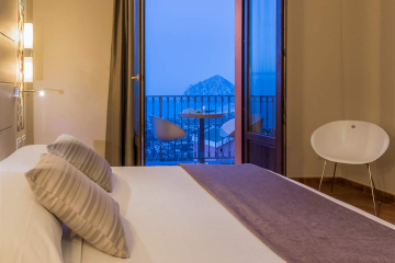 Zimmer mit Meerblick in einem 4-Sterne-Hotel in Valderice: alle Annehmlichkeiten eines 4-Sterne-Hotels in Trapani mit kostenfreiem WLAN und eigenem Bad