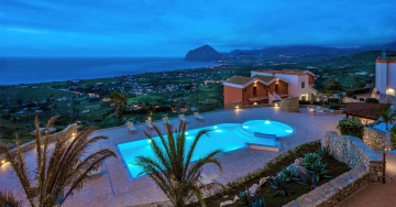 Vue panoramique du Parco degli Aromi : hôtel 4 étoiles à Valderice avec vue sur la baie de Bonagia entre Trapani et Erice
