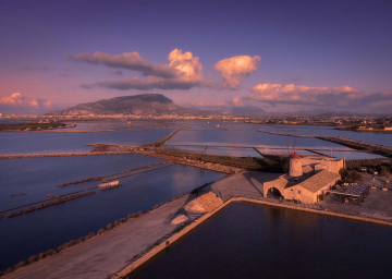 Saline di Trapani e Paceco al tramonto: mulino a vento e vasche rosa di evaporazione